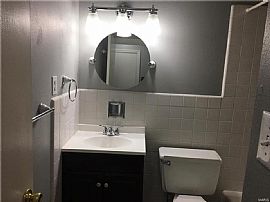 Serene 3 Bedroom Home in Saint Louis, MO (Photo 8 of 10)