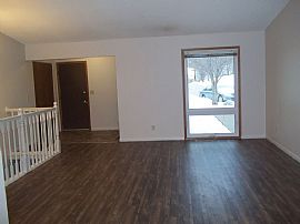 Comfortable 3 Bedroom Home in Minnetonka, MN (Photo 2 of 10)