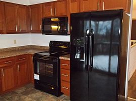 Comfortable 3 Bedroom Home in Minnetonka, MN (Photo 4 of 10)