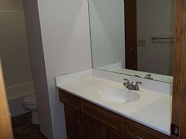 Comfortable 3 Bedroom Home in Minnetonka, MN (Photo 5 of 10)