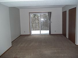 Comfortable 3 Bedroom Home in Minnetonka, MN (Photo 7 of 10)