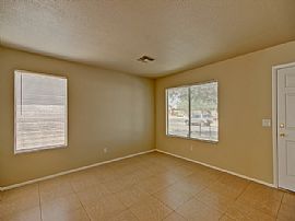 Single Family Home For Rent in Phoenix, AZ (Photo 2 of 8)