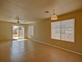 Single Family Home For Rent in Phoenix, AZ (Photo 3 of 8)