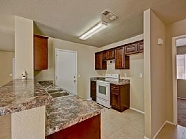 Single Family Home For Rent in Phoenix, AZ (Photo 4 of 8)