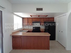 Single Family Home For Rent in Glendale, AZ (Photo 3 of 12)