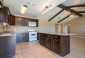  2118 Kent Dr, Arlington, Tx 76010 3 Beds 2 Baths 1,500 Sqft in Arlington, TX (Photo 3 of 5)