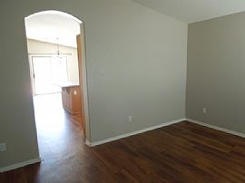 Single Family Home For Rent in Phoenix, AZ (Photo 2 of 3)