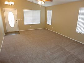 Single Family Home For Rent in Gilbert, AZ (Photo 2 of 5)