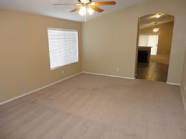 Single Family Home For Rent in Gilbert, AZ (Photo 3 of 5)