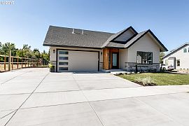 4 Bedroom in Dean Avenue in Eugene, OR (Photo 3 of 12)