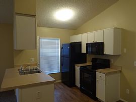 Single Family Home For Rent in Apopka, FL (Photo 2 of 8)