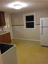 3 Bedroom Home in a Serene and Woody Enviroment in Bloomfield, CT (Photo 4 of 9)