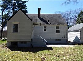 3 Bedroom Home in a Serene and Woody Enviroment in Bloomfield, CT (Photo 8 of 9)