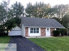 Single Family Home For Rent in Aurora, IL (Photo 2 of 8)