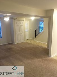 Single Family Home For Rent in Aurora, IL (Photo 3 of 8)
