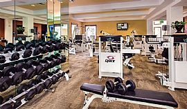 Luxury, Smoke Free Apartments in Park La Brea Offer Resort Styl in Los Angeles, CA (Photo 10 of 12)