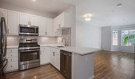 Luxury, Smoke Free Apartments in Park La Brea Offer Resort Styl in Los Angeles, CA (Photo 3 of 12)