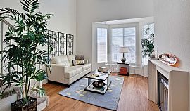 Luxury, Smoke Free Apartments in Park La Brea Offer Resort Styl in Los Angeles, CA (Photo 4 of 12)