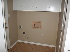 901 Rhodes Dr, Tyler, Tx 75701 3 Beds 2 Baths 1,592 Sqft in Tyler, TX (Photo 4 of 7)