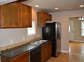  1176 Graham St, Austin, Tx 78702 2 Beds 1 Bath 1,200 Sqft in Austin, TX (Photo 3 of 4)