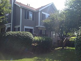 Beautiful Newly Remodeled Townhome in South Elgin, IL (Photo 3 of 8)