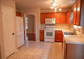 Beautiful and Well Maintained 3 Beds 2.5 Baths in San Antonio, TX (Photo 5 of 11)