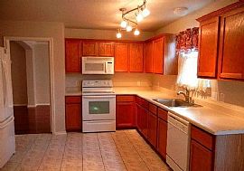 Beautiful and Well Maintained 3 Beds 2.5 Baths in San Antonio, TX (Photo 6 of 11)