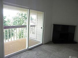 Light and Bright 2 Bedrooms Condo in Kent, WA (Photo 3 of 5)