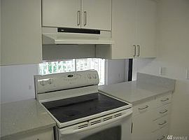 Light and Bright 2 Bedrooms Condo in Kent, WA (Photo 4 of 5)