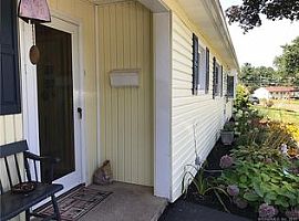 Great and Perfect Single Family Home For Rent Nice Neighborhood in East Hartford, CT (Photo 3 of 12)