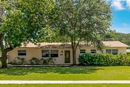 Beautiful 3 Bedroom, 2 Bathroom Home on a Corner Lot. in Miami, FL