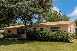Beautiful 3 Bedroom, 2 Bathroom Home on a Corner Lot. in Miami, FL (Photo 2 of 9)