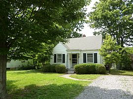 This Home Is a 2 Bed 1 Bath House and Features Hardwood Floors  in Louisville, KY