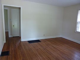 This Home Is a 2 Bed 1 Bath House and Features Hardwood Floors  in Louisville, KY (Photo 4 of 8)