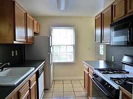 This Home Is a 2 Bed 1 Bath House and Features Hardwood Floors  in Louisville, KY (Photo 5 of 8)