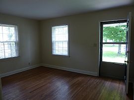 This Home Is a 2 Bed 1 Bath House and Features Hardwood Floors  in Louisville, KY (Photo 7 of 8)