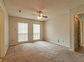 6 Hopvine Ct, The Woodlands Rent 750 Deposit 750 Total 1500 in The Woodlands, TX (Photo 8 of 9)