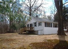 49 Washington Dr, Middlebury, Ct 06762 in Middlebury, CT