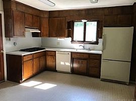 75 Gifford St, Norwich, Ct 06360 in Norwich, CT (Photo 7 of 12)