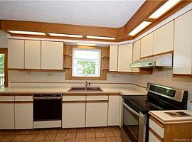 5 Briar Hill Rd, Norwich, Ct 06360 in Norwich, CT (Photo 3 of 12)