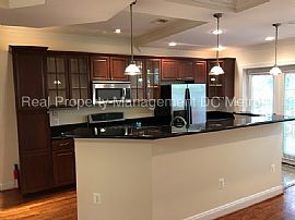 Single Family Home For Rent in Washington, DC (Photo 4 of 5)