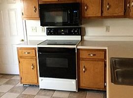  924 Lindsey Dr, Clarksville, Tn 37042 3 Beds 2 Baths 1,200 Sqf in Clarksville, TN (Photo 4 of 5)