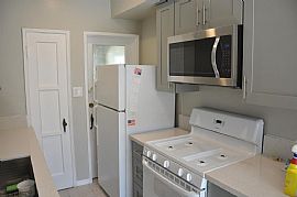 1 Bed 1 Bath Completely Remodeled Apartment in a Great Location in Los Angeles, CA (Photo 5 of 12)