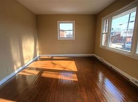 30 Upper St, Winchester, Ky 40391 3 Beds 1 Bath 1,025 Sqft in Winchester, KY (Photo 10 of 11)