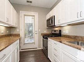 2 Bedroom Home in Lincoln Park, IL (Photo 10 of 11)