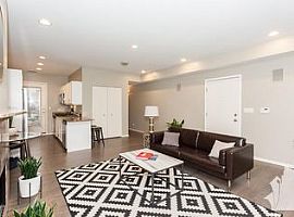 2 Bedroom Home in Lincoln Park, IL (Photo 3 of 11)