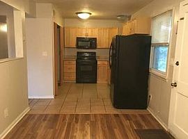  6802 Lake Elkhorn Ct, Louisville, Ky 40291 3 Beds 1 Bath 1,000 in Louisville, KY (Photo 3 of 4)