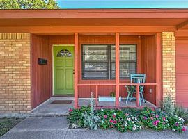 205 Sw Murphy Rd, Burleson, Tx 76028 3 Beds 2 Baths in Burleson, TX (Photo 2 of 12)