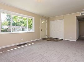 8 Crescent Rd, Lake Zurich, Il 60047 3 Beds 1 Bath 975 Sqft in Lake Zurich, IL (Photo 2 of 6)