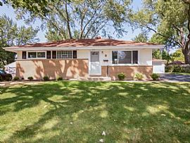 8 Crescent Rd, Lake Zurich, Il 60047 3 Beds 1 Bath 975 Sqft in Lake Zurich, IL (Photo 3 of 6)